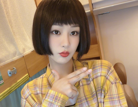 楊紫新發型似“整容”!穿襯衫剪劉海波波頭變大學生,形象改變 楊紫新發型似“整容”!穿襯衫剪劉海波波頭變大學生,形象改變