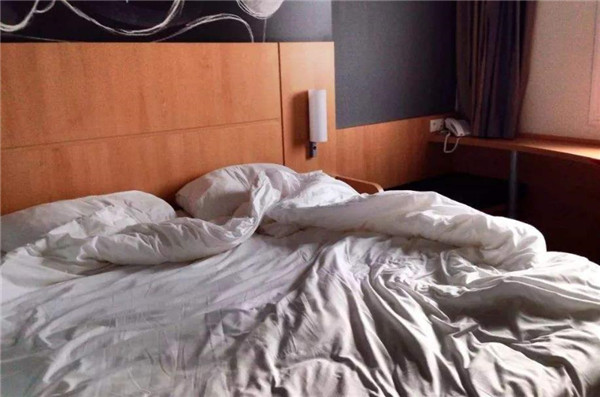 睡覺時，被子總是&OpenCurlyDoubleQuote;跑偏&rdquo;？教你1招，不用針縫，快速固定還保暖