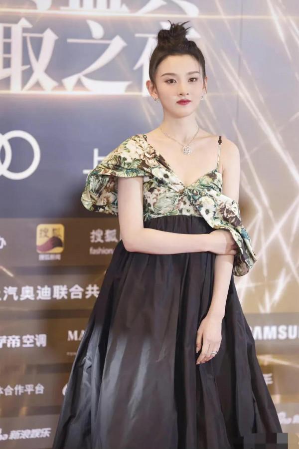 搜狐盛典，楊穎豔壓群芳，婁藝瀟唐裝吸睛，看不懂海陸的牛奶妝