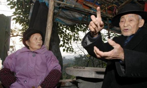 82歲的川軍戰士晚年再婚，辦完喜事後，發現老伴是失聯63年的原配