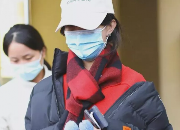 明星春晚私服暴露時尚圈地位，趙麗穎空有稱號，張小斐獲高奢認領