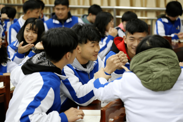 不慎打碎學生“上萬元”的杯子，家長要求老師全款賠償，這合理嗎