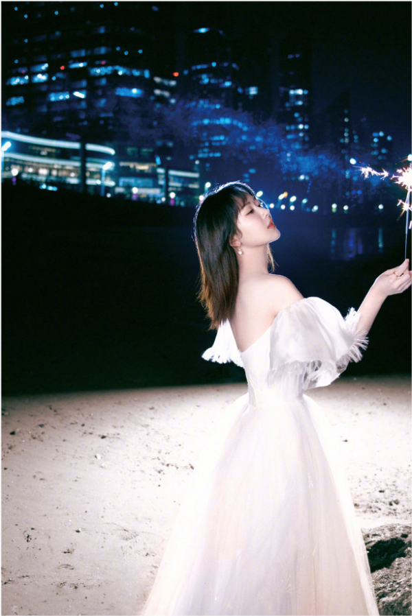 楊紫小白裙造型再度封神!穿露肩白裙美成“花魁”,握煙花棒好仙 楊紫小白裙造型再度封神!穿露肩白裙美成“花魁”,握煙花棒好仙