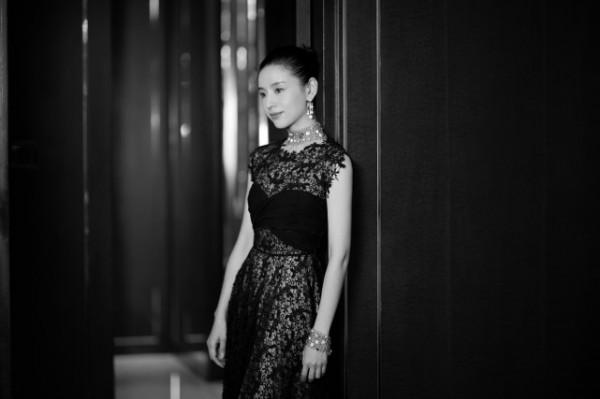 董潔“苦相臉”終於逆襲！拿下大獎氣場大變，穿黑裙盡顯優雅知性