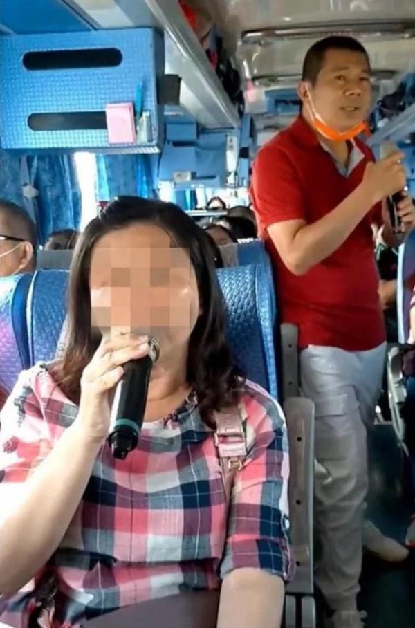 《龍游天下》丁五味，51歲在遊覽車當推銷員，他爸還曾是著名諧星