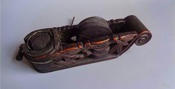 民間故事:木匠去城隍廟,偷聽到廟祝的秘密,他掏出墨斗逃過一劫 民間故事:木匠去城隍廟,偷聽到廟祝的秘密,他掏出墨斗逃過一劫