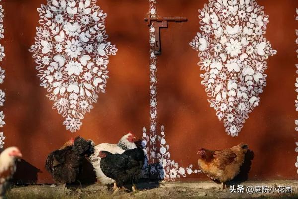 她們把鮮花種在牆上，一不小心這個村莊就美成了童話