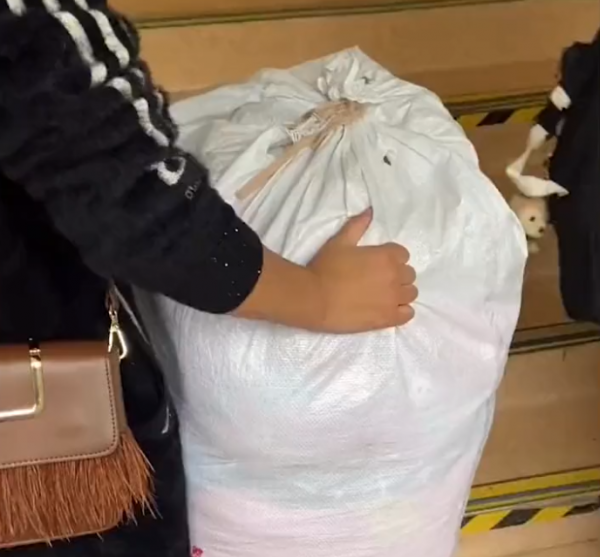 河南00後新生用化肥袋子裝行李，老師看得目不轉睛，網友議論紛紛