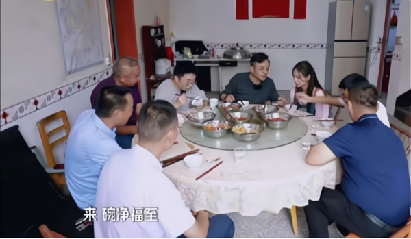 芒果臺新綜藝捧紅另類網紅，獲得央媒誇讚，為行業樹立新標杆