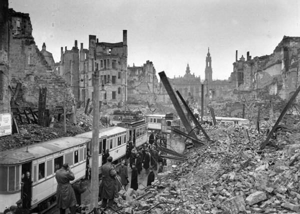 轟炸德累斯頓:二戰期間盟軍最具爭議的戰爭罪行之一 轟炸德累斯頓:二戰期間盟軍最具爭議的戰爭罪行之一