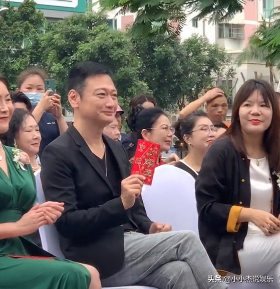 海口:58歲陶大宇參加活動,現場都是大媽居多,“從小喜歡到大” 海口:58歲陶大宇參加活動,現場都是大媽居多,“從小喜歡到大”