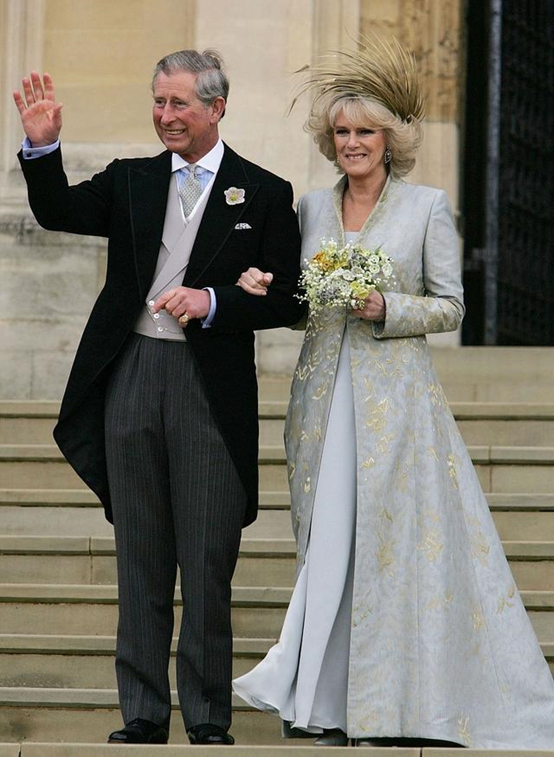 戴安娜結婚戴孃家王冠，婚後戴珍珠淚王冠，卡米拉二婚戴鐵藝髮箍