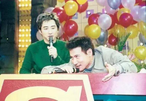 買二手衣服回家補、一張椅子用18年,這8位明星,有錢也沒亂花 買二手衣服回家補、一張椅子用18年,這8位明星,有錢也沒亂花