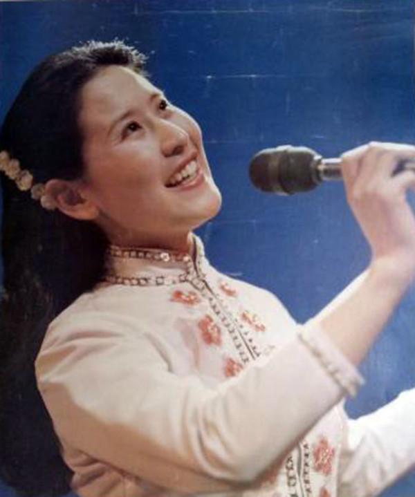 歌唱家遠征曝近照 當年歌聲似蜜甜 人稱小王昆 如今人雖老但風采依舊