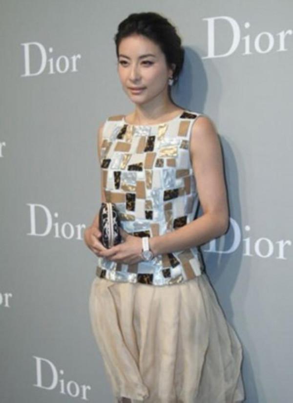 郭晶晶腿細腰粗,全靠氣場贏人,網友:豪門闊太範兒十足 郭晶晶腿細腰粗,全靠氣場贏人,網友:豪門闊太範兒十足