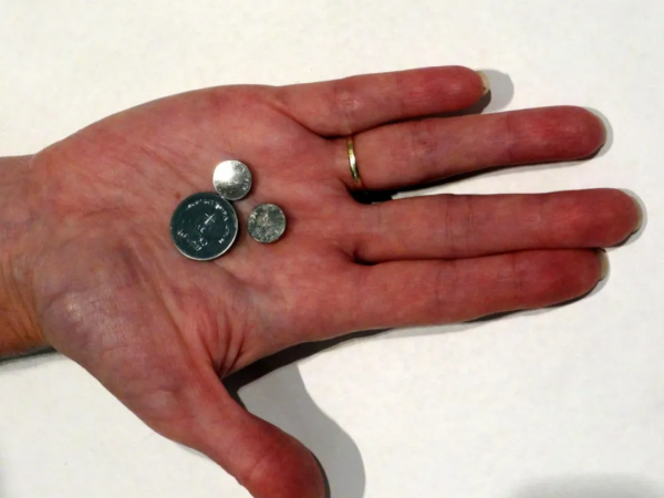 心痛！英國2歲嬰兒誤吞電池去世，心臟被燒破洞