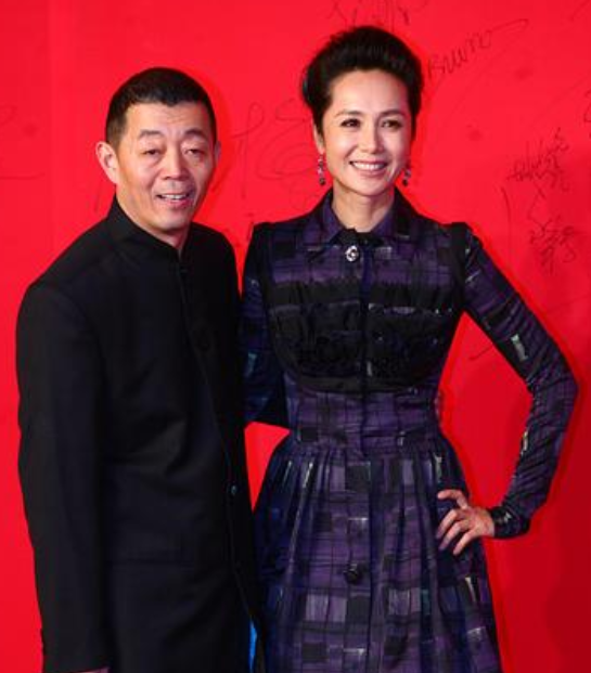 嫁給名導的5位“嬌妻”：陳婷18歲就生子，徐帆54歲至今不生孩子