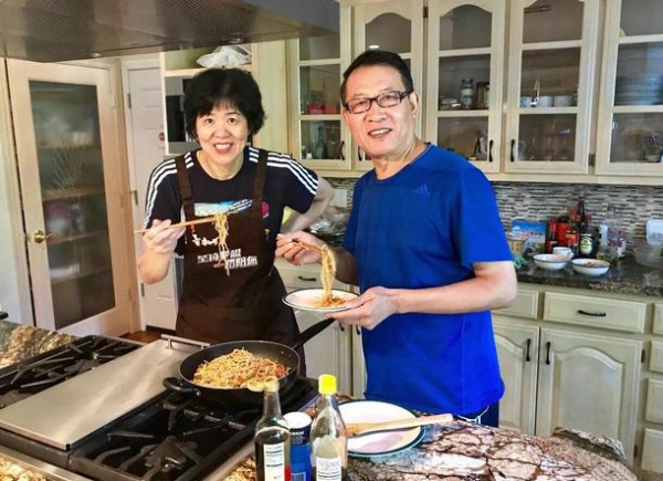 郎平：2段婚姻3段情，年過五旬遇真愛，被“平凡”丈夫寵成小女人