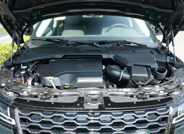 路虎終於成功了，車寬1904mm，滿油跑900KM，帶你看攬勝極光L