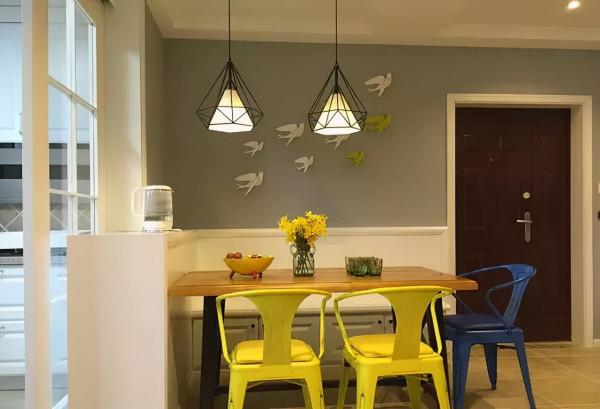 116平美式三居室，文化磚牆+淺紫色乳膠漆形成浪漫的視覺感