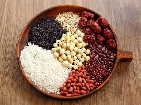 經過20次實驗，終於配出了正宗的八寶粥，軟糯香甜，能賣6元一碗