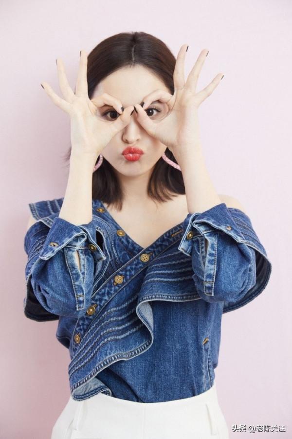 古力娜扎戴愛心耳環，穿牛仔上衣大秀香肩甜度滿分 ​​​​