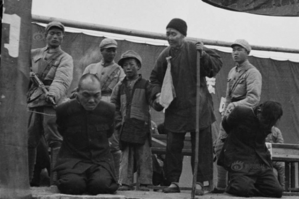 土匪李榮卿，殺了一個日本兵，卻以漢奸罪槍斃，村民聞訊拍手稱快