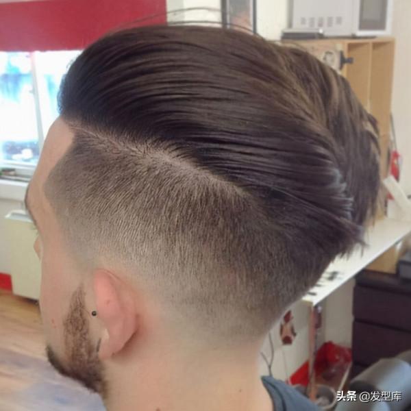 波浪的髮型 捲曲的的髮型 厚的捲曲的頭髮錐褪色