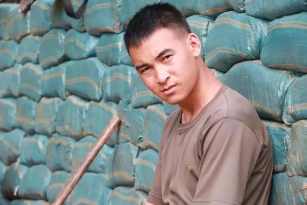 “排雷英雄”杜富國:為隊友擋雷失去雙眼雙臂,被子仍疊成豆腐塊 “排雷英雄”杜富國:為隊友擋雷失去雙眼雙臂,被子仍疊成豆腐塊