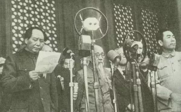 1956年毛主席舉行國宴，錢學森到場找不到座位，毛主席：來1號桌