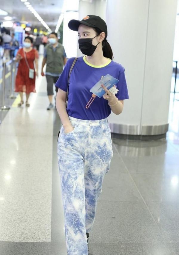 張萌穿衣挺隨性的,素色T恤配熒光邊,白皙肌膚被襯得清清楚楚 張萌穿衣挺隨性的,素色T恤配熒光邊,白皙肌膚被襯得清清楚楚