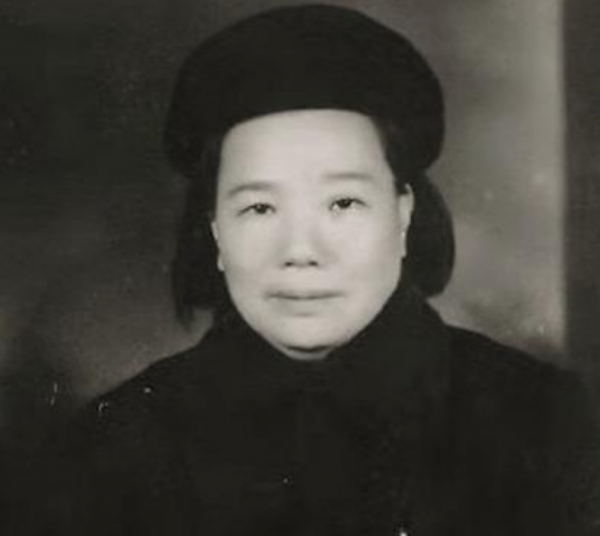 1949年一農婦無奈亮明身份，肖勁光：不用經她同意，派人給買衣服