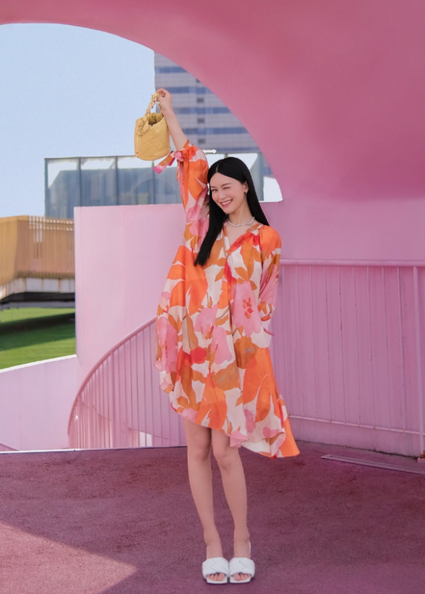 32歲文詠珊風采依舊，沙灘風長裙時髦亮眼，盡顯女性魅力