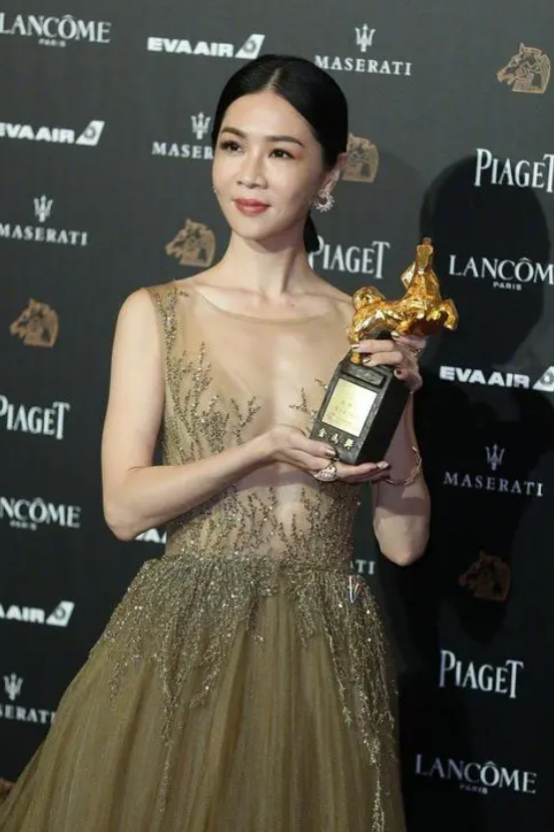 42歲金馬影后夜會型男，舉止親密同回家中，曾自曝超10年無談戀愛