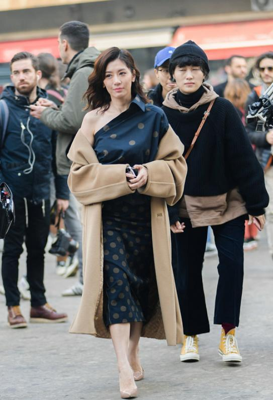 賈靜雯真是放下了,與前夫站在一起,也能笑得很幸福,造型真大氣 賈靜雯真是放下了,與前夫站在一起,也能笑得很幸福,造型真大氣