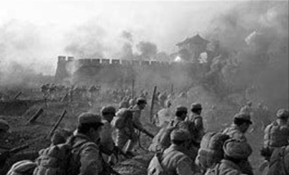 濰縣城牆厚6米，許世友炮擊14天未果，小兵獻出妙策：用竹竿破城