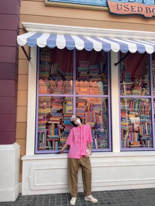 周雨彤環球影城打卡，一身大媽裝打扮不但不醜，還穿得時髦又吸睛