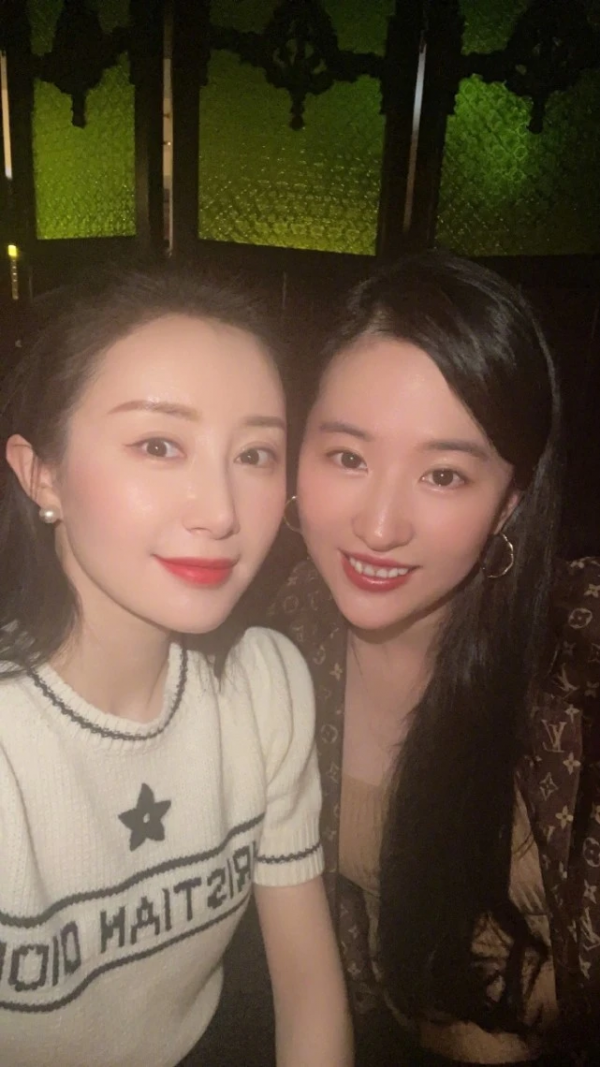 管你是真姐妹還是偽閨蜜,女明星同框即比美,誰醜誰尷尬 管你是真姐妹還是偽閨蜜,女明星同框即比美,誰醜誰尷尬