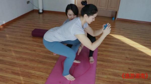 產後腹部鬆垮怎麼辦？理療瑜伽體式《負重與深蹲》精準鍛鍊腹部