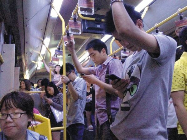 讓手機摧殘頸椎的年輕人，別讓“頸椎病”拖垮你，快來看這裡