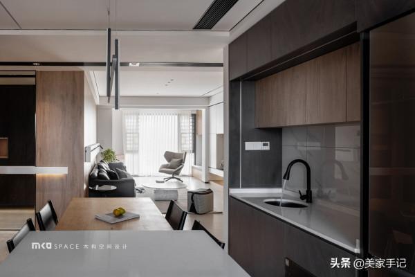 福建夫婦107㎡家火了，僅憑一個客廳就圈粉無數，空間利用率超高