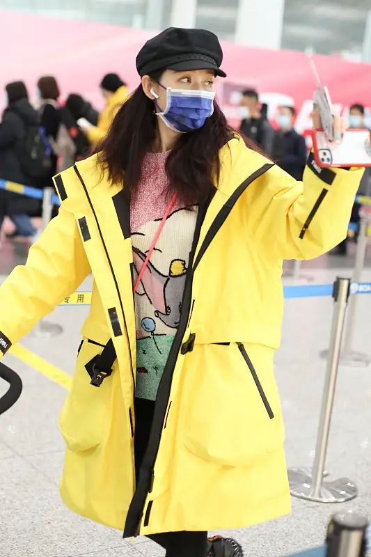 蔡少芬一家五口合體，張晉穿迷彩羽絨服挺潮，把女兒摟懷裡真寵溺