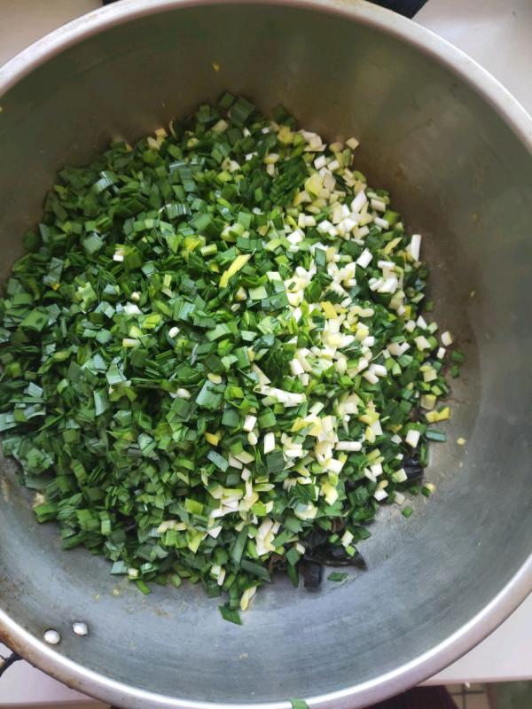 拌韭菜餡，切記&OpenCurlyDoubleQuote;3不放&rdquo;，有的人不懂，放錯了不鮮還有怪味