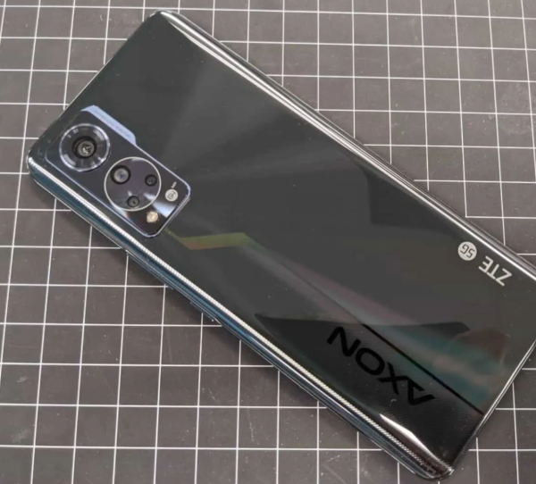 2021年最佳屏下鏡頭手機評測!中興 Axon 30 5G:千元機的完美選擇 2021年最佳屏下鏡頭手機評測!中興 Axon 30 5G:千元機的完美選擇