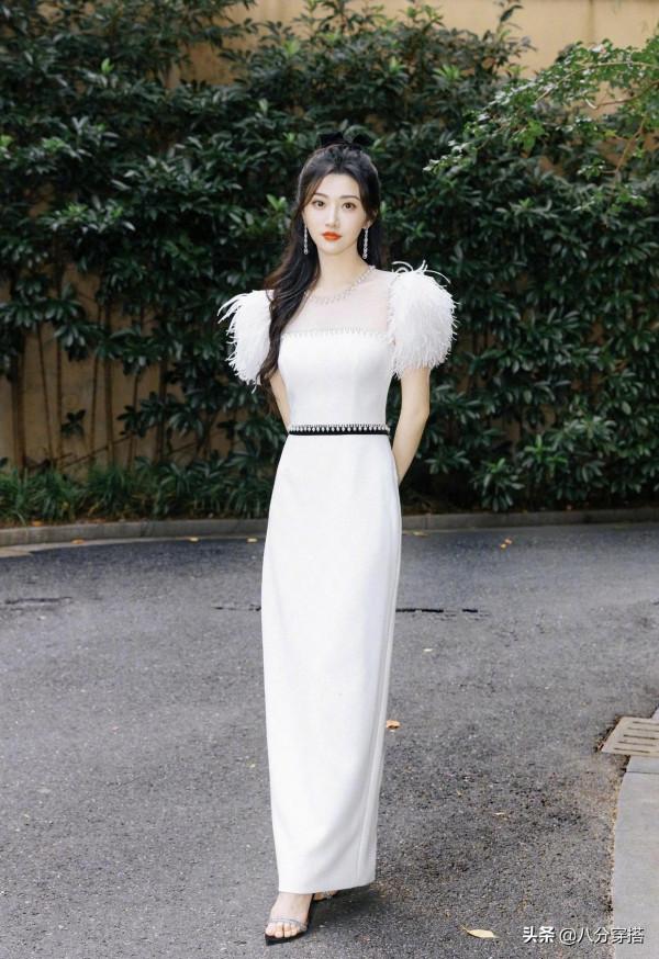 景甜不愧是“人間富貴花”，拼色襯衫配花苞裙出鏡，比00後還洋氣