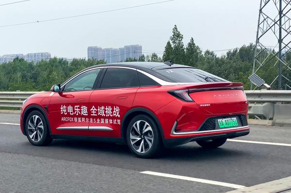 真實試駕極狐阿爾法S：底盤超穩，智慧輔助駕駛系統有點意思！