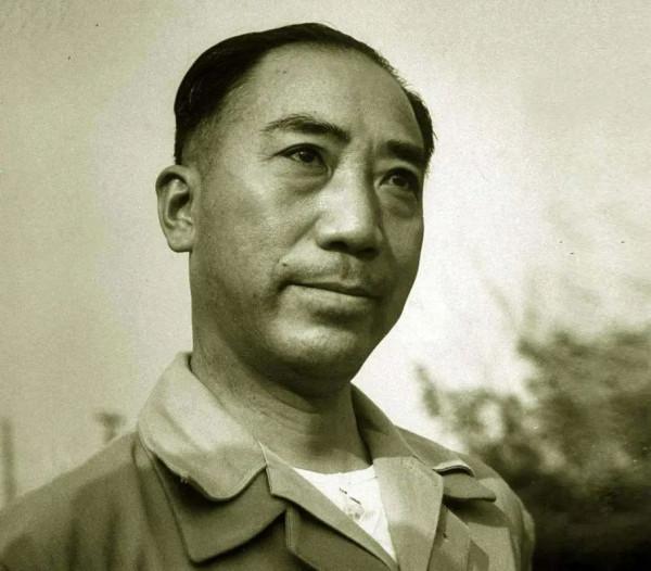 他是戴笠的左右手和汪偽高官，也是中共間諜，因策反敵人而犧牲