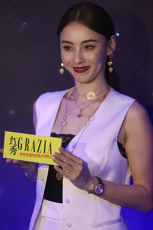 張柏芝雖然40多了，但生圖很顯嫩，穿白色長褲氣質很帥氣