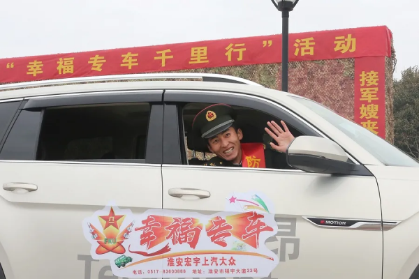 暖!駐地領導到營門歡迎凱旋官兵! 暖!駐地領導到營門歡迎凱旋官兵!