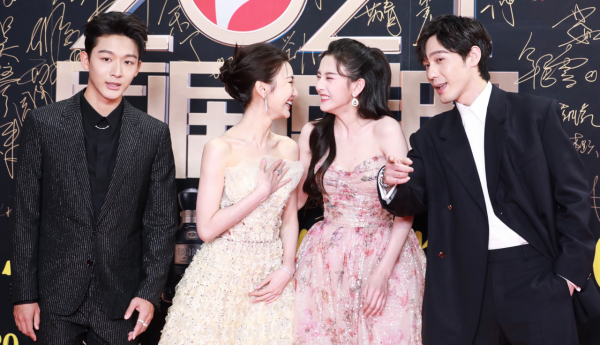 春晚大盤點：鄧超上頭了，趙麗穎有點慌，沈騰出場自帶笑點